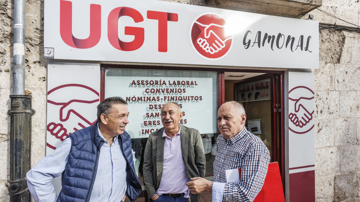 Pepe Álvarez (centro), en la inauguración de la nueva sede de UGT en Burgos.