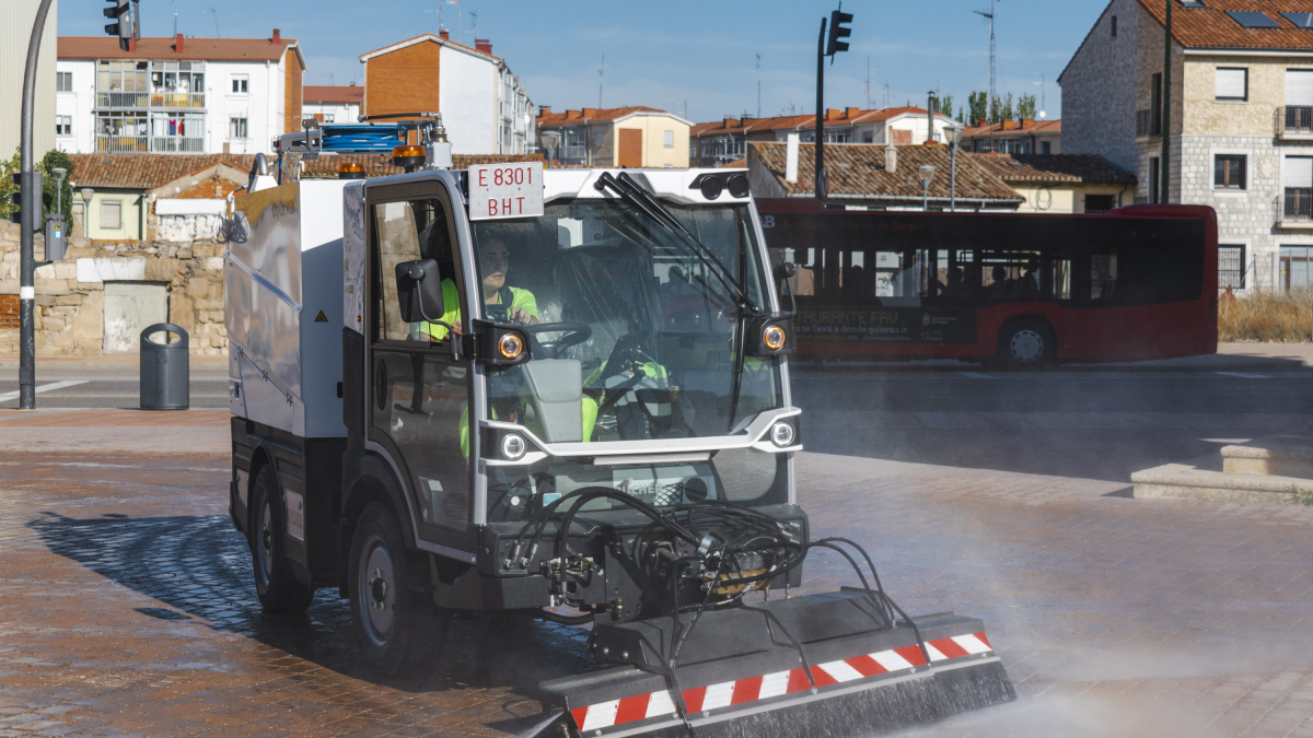 Una máquina lava aceras en funcionamiento en el entorno de la iglesia Real y Antigua de Gamonal.