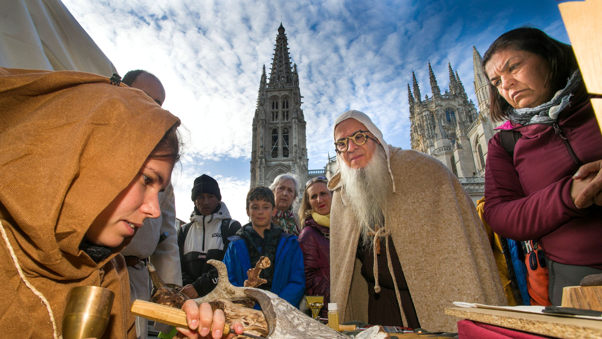 Mercados, pasacalles, torneos y batallas tomarán este fin de semana el casco histórico de Burgos para evocar su pasado medieval.