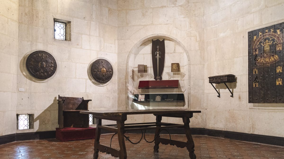 Sala de la Poridad en el Arco de Santa María donde se guardan alguna de las reliquias del Cid.
