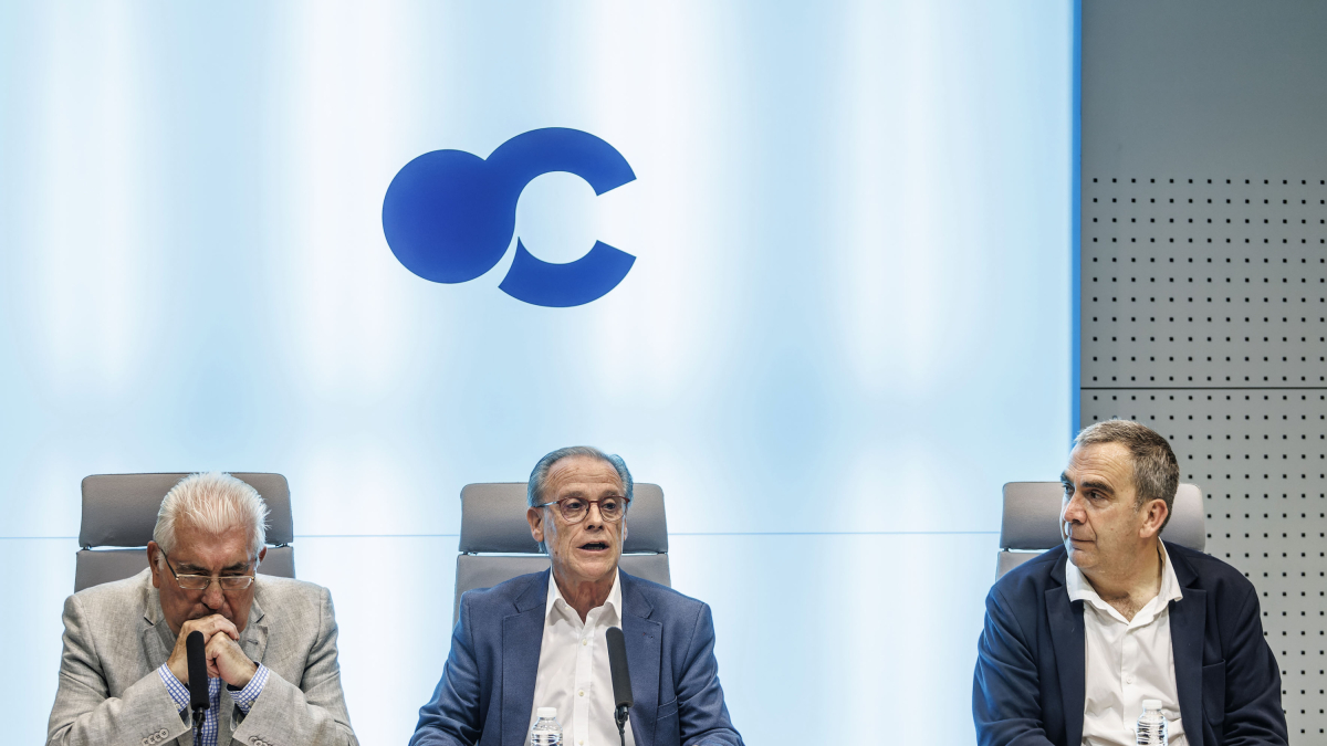 El presidente del Círculo Católico, Jesús Marcos, flanqueado por Vicente Ruiz de Mencía, responsable de Comunicación, y Pablo Simón, gerente de la constructora benéfica.
