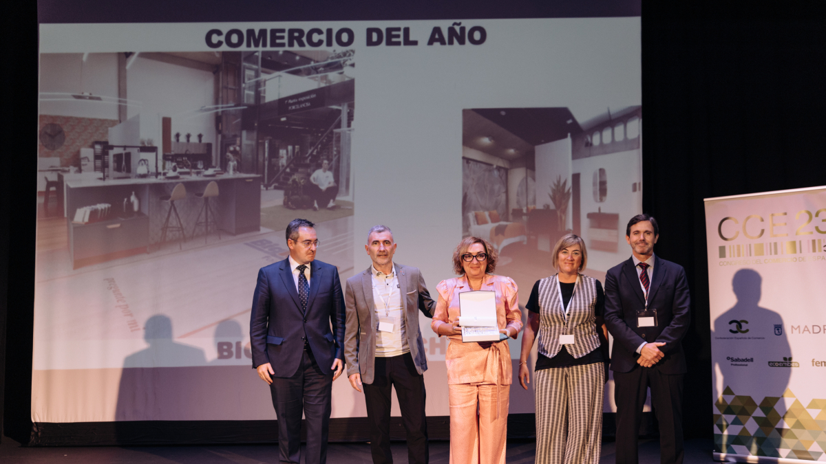 Consuelo, Santos y Rebeca Fontecha, segunda generación de BigMat Fontecha, en una imagen de archivo sobre la entrega de un premio recibido en Madrid.