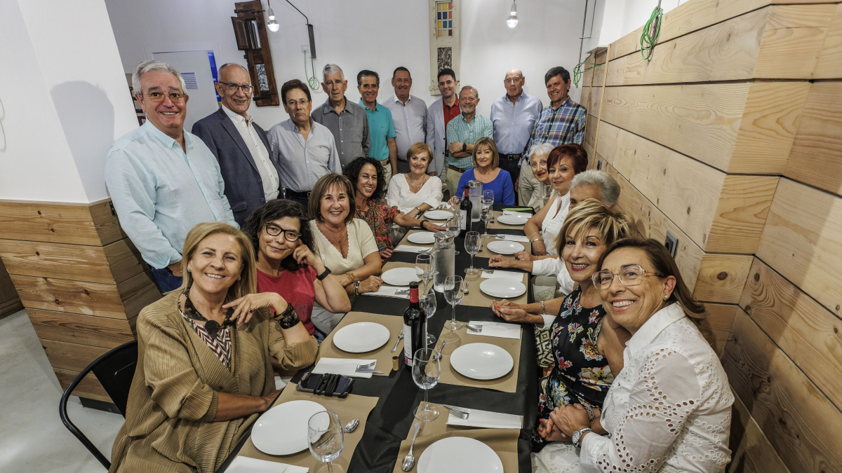 Los diez de La Itinerante, con sus mujeres, en el restaurante La Caja.