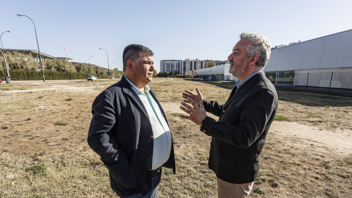 Los concejales Juan Manuel Manso y Carlos Niño, ambos del PP, en la parcela frente al HUBU que tendrá usos medioambientales y saludables.