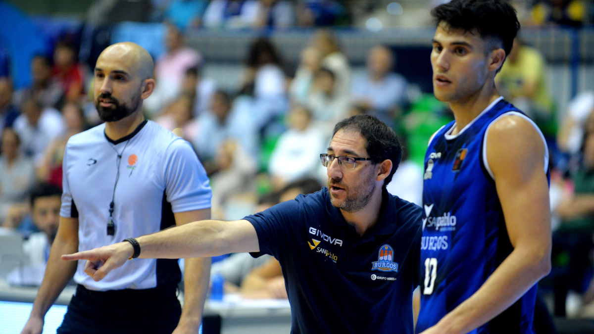 Lolo Encinas da instrucciones en Gonzalo Corbalán durante un partido.