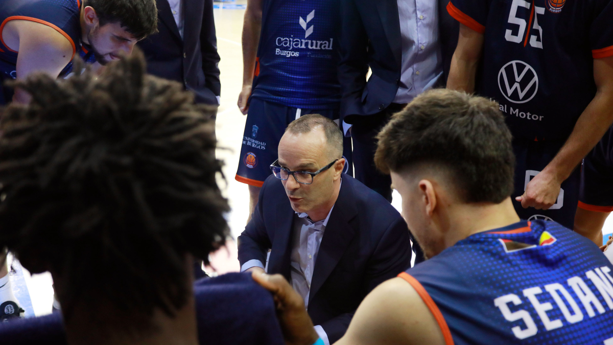 Diego Ocampo da instrucciones a los jugadores durante el partido.
