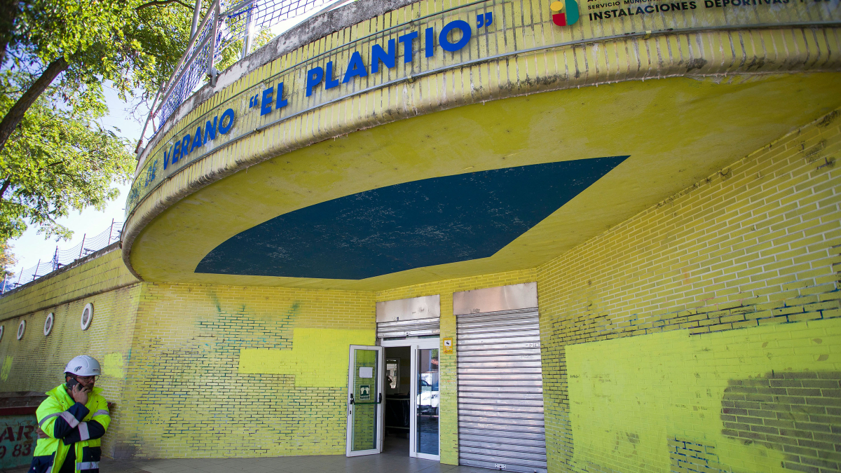 Edificio de acceso a las piscinas de verano de El Plantío, en Burgos, donde se están acometiendo obras de mejora.