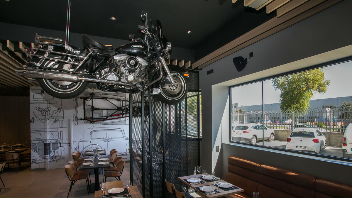 La Harley Davison 'Police' cuelga de una de los techos en la zona de comedor de la cafetería Ruta 66.