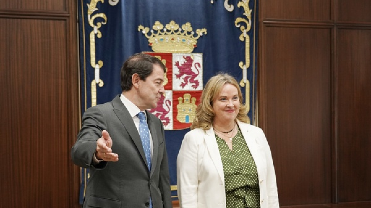 El presidente de la Junta, Alfonso Fernández Mañueco momentos antes de la reunión con la alcaldesa de Burgos, Cristina Ayala.