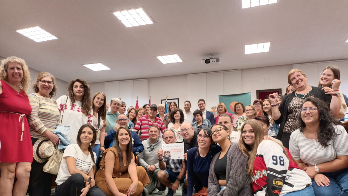 El alcalde Antonio Linaje y el concejal de Servicios Sociales, Andrés Gonzalo, han escuchado el manifiesto por el Día Mundial de la Salud Mental