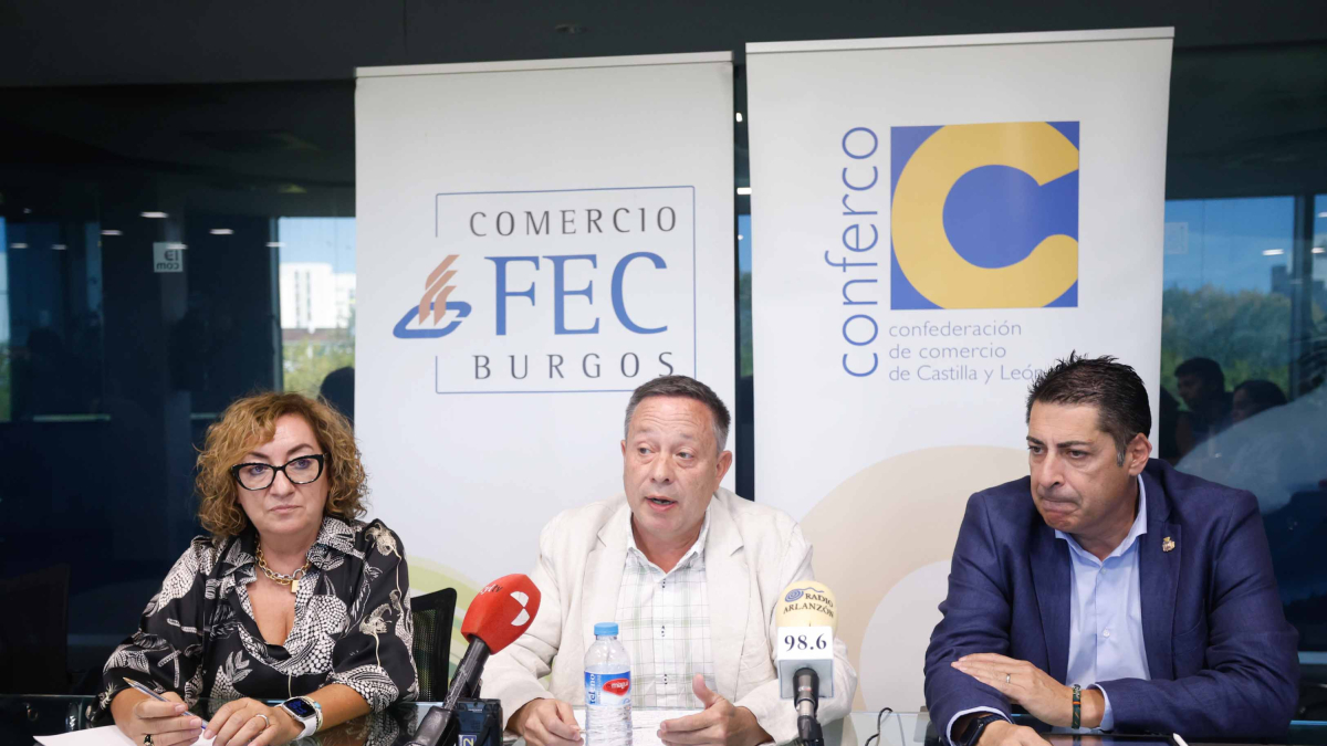 De izquierda a derecha: Consuelo Fontecha (presidenta de la FEC), Adolfo Sáinz (presidente Conferco) y Raúl Martínez (concejal Comercio Ayuntamiento de Burgos).