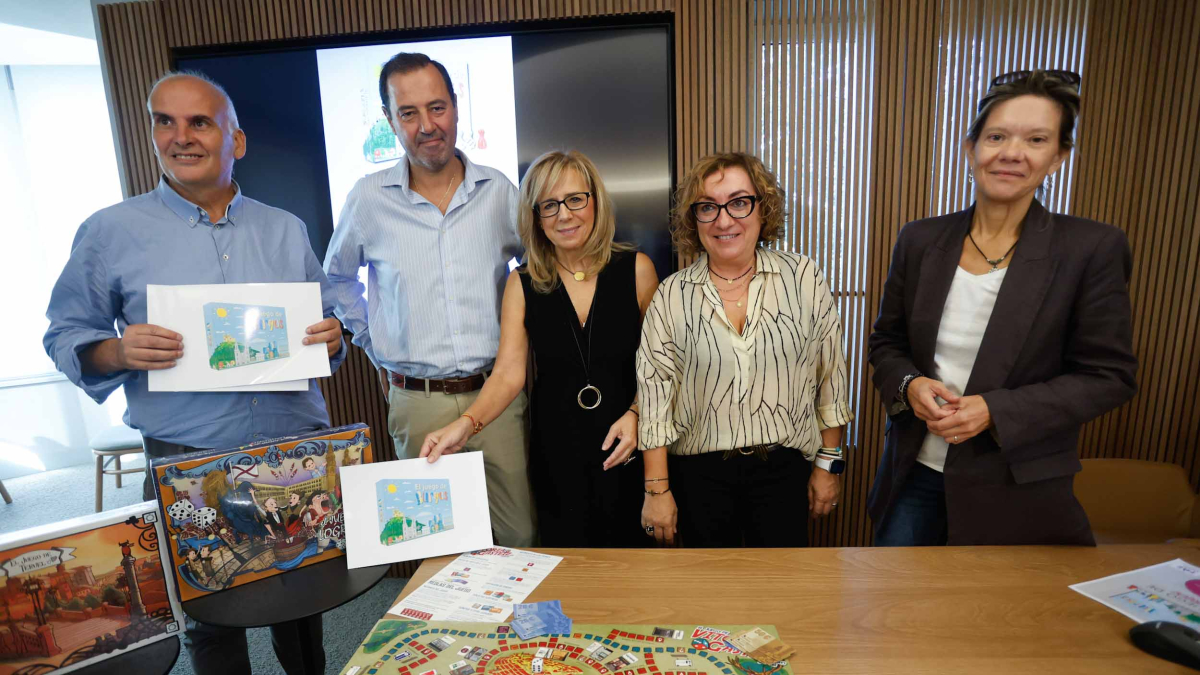 De izquierda a derecha: Enrique Cervera, creador, Luis Mata (hosteleros), Emiliana Molero (FAE), Consuelo Fontecha (FEC) y Mercedes Rodriguez (Cajaviva).