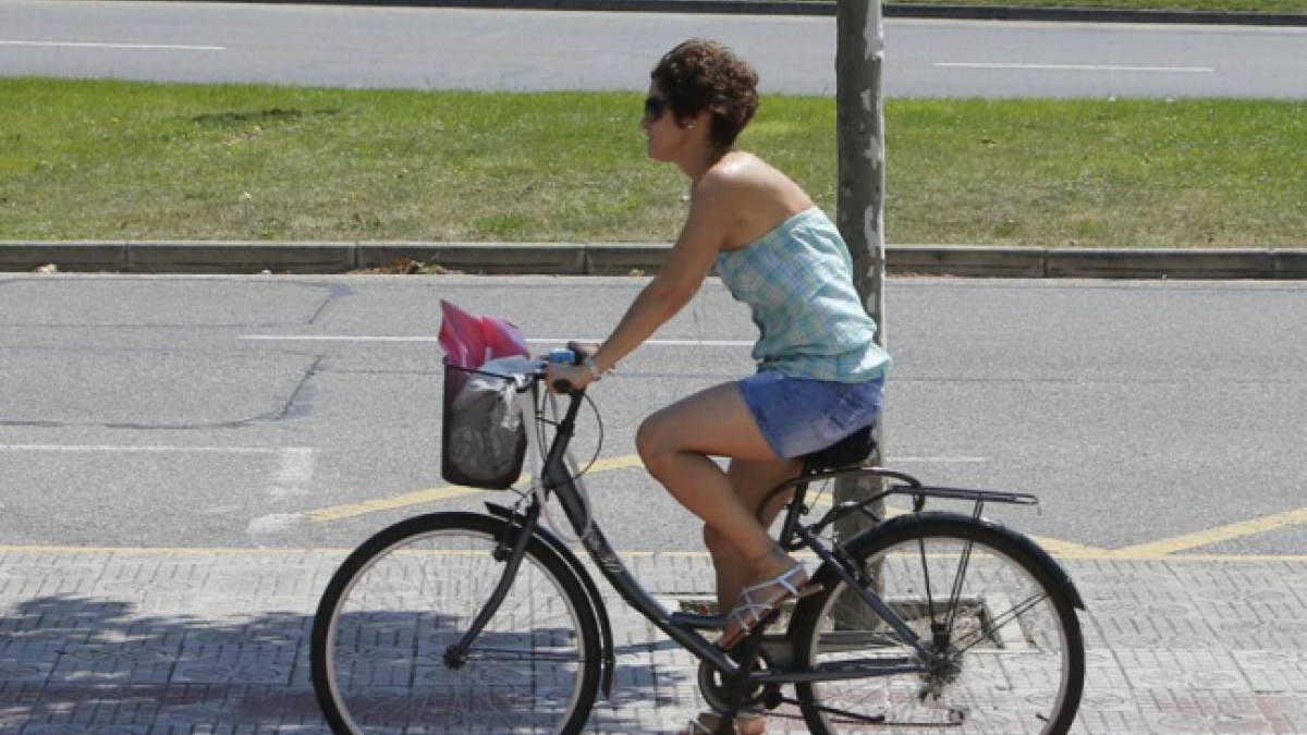 Una mujer se desplaza en bici.