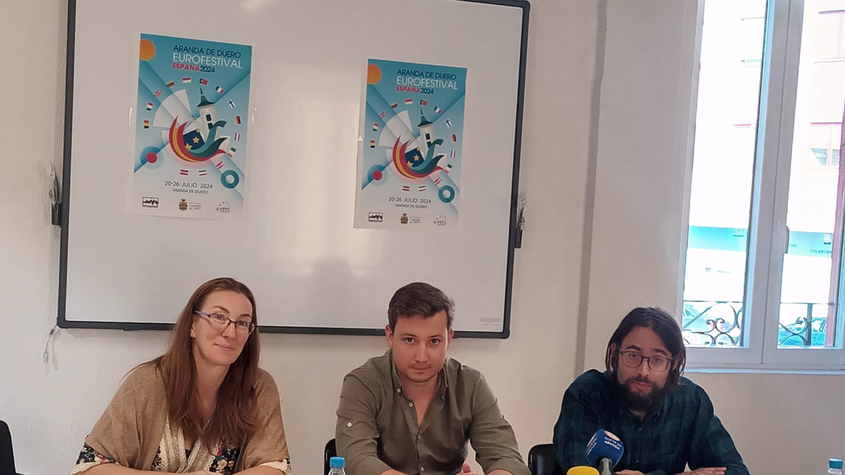 Noa Simón y su compañero, Alejandro Arranz del Eurofestival, con el concejal de Juventud, Carlos Medina