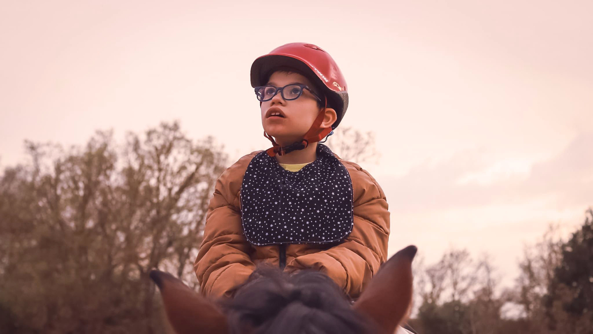 Fotograma del documental en el que se ve a Martín montando a Vilma, la yegua con la que desarrolla sus sesiones de equinoterapia.