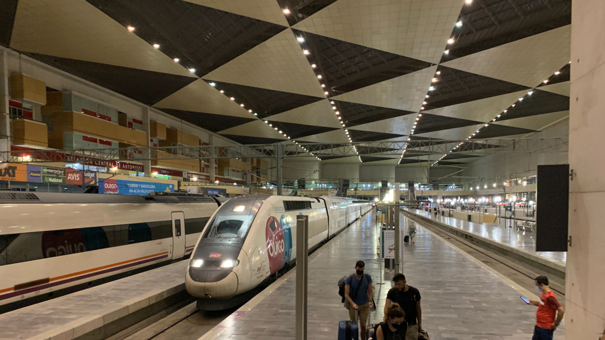 Un Euroduplex de Ouigo España en la estación de Zaragoza Delicias.