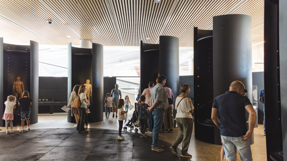 Un grupo de visitantes en la galería de reproducciones hiperrealistas de homínidos en el Museo de la Evolución Humana.