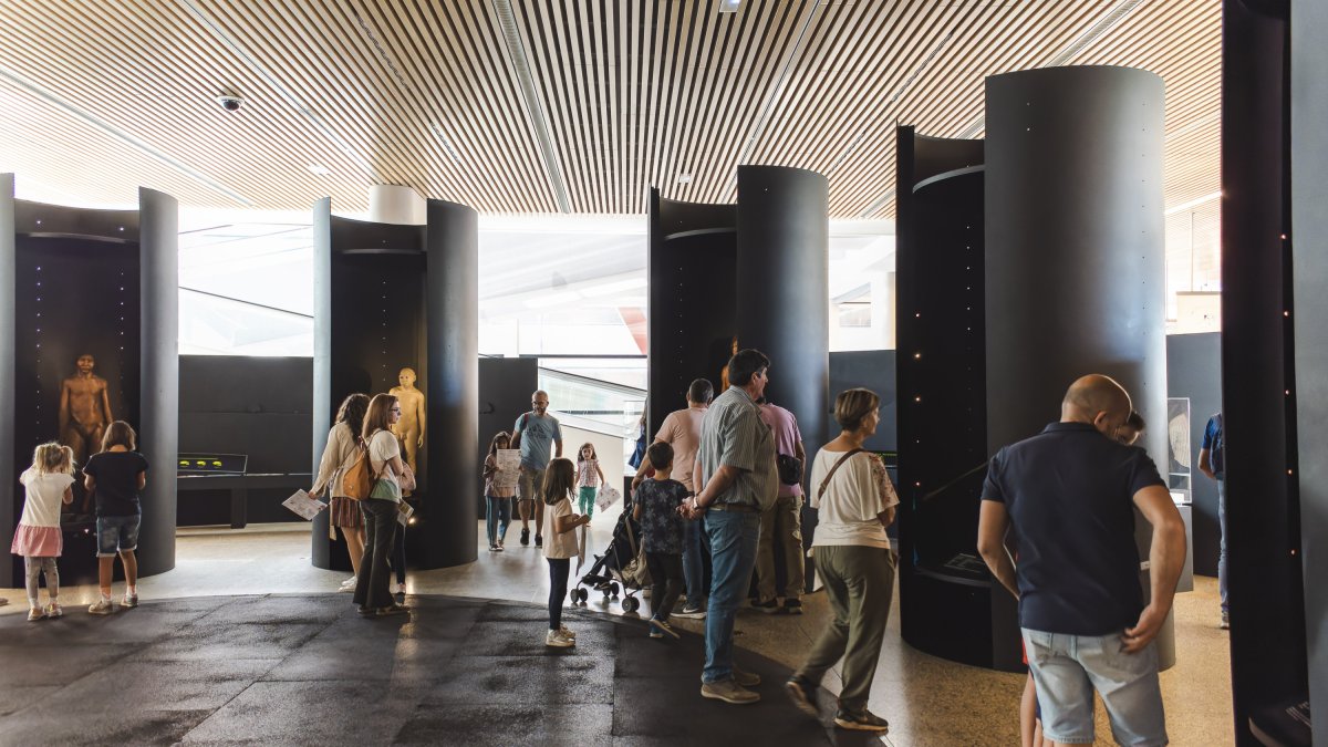 Esta es la sala de las reproducciones hiperrealistas de homínidos presentes en la evolución humana. Cinco se han localizado en Atapuerca.