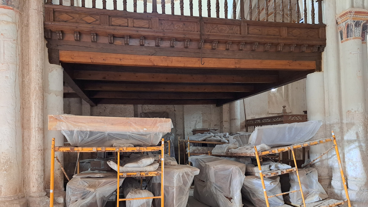 Las piezas del retablo barroco de Villamorón se desmontaron hace ocho años y se guardan en la parte baja del coro.