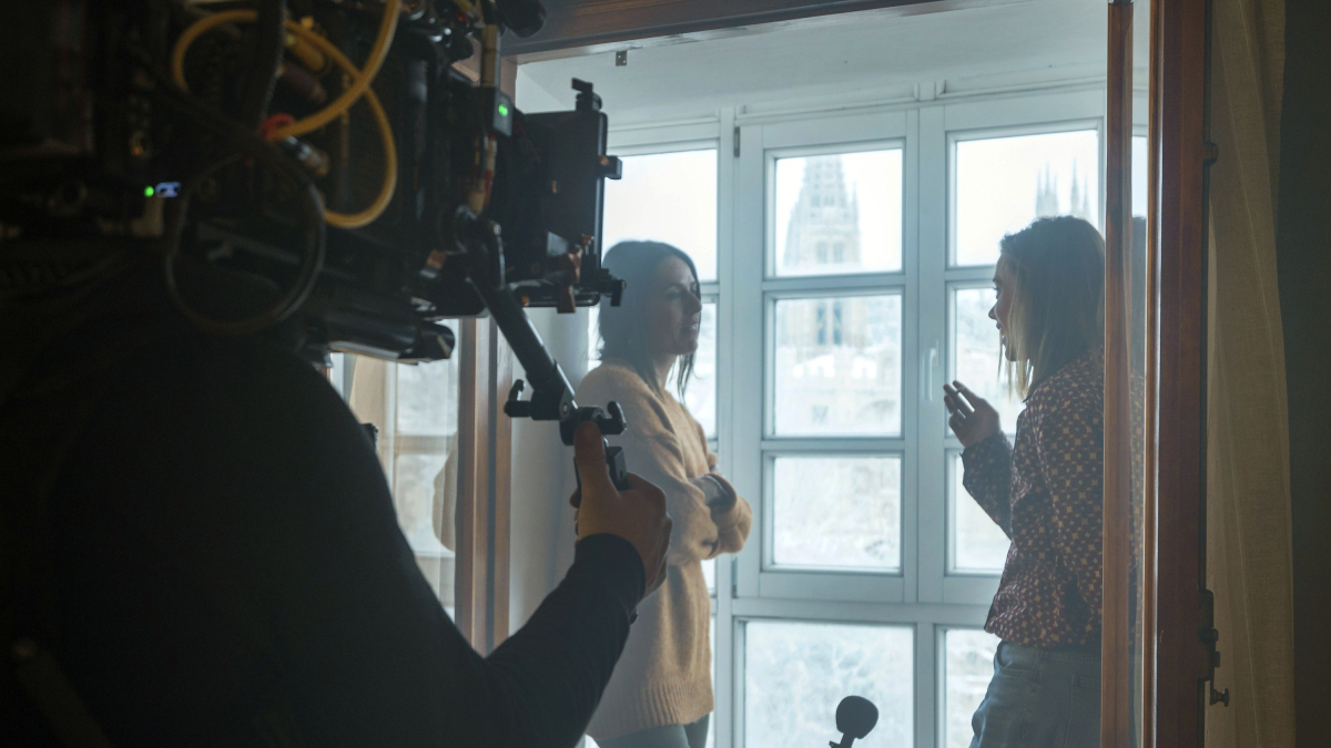 Itziar Ituño y Patricia López Arnáiz, durante el rodaje del cortometraje ‘Agrio’, en Burgos capital. 