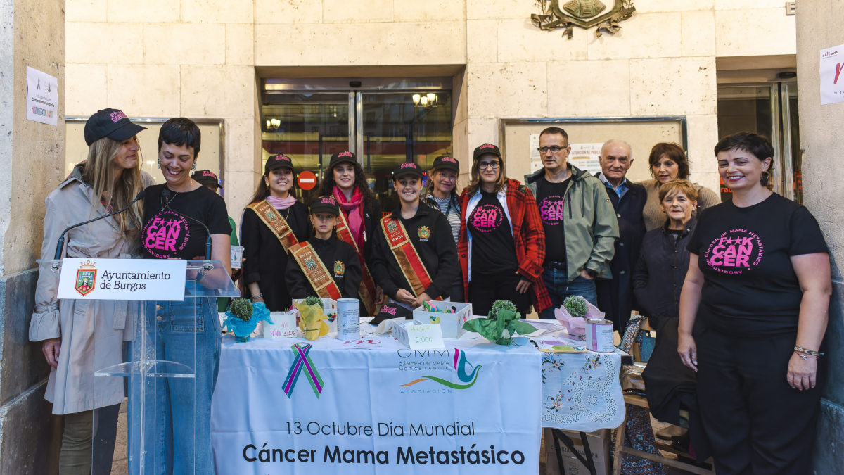 Aída Fernández, acompañada por la concejal Carolina Älvarez, lee el manifiesto de la Asociación de Cáncer de Mama Metastásico.