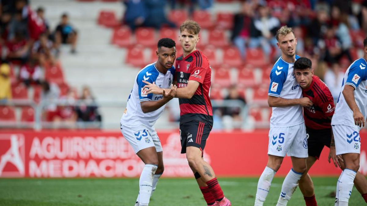 Pablo Ramón y Ruben bloquean a sendos rivales en el partido ante el Tenerife en Anduva.