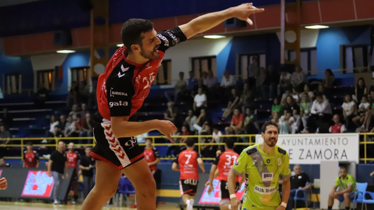 El extremo Jaime González dispara a portería, ayer en el pabellón zamorano.