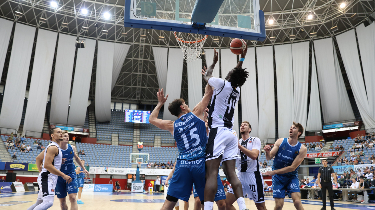 Abdou Thiam aborda la canasta en el partido ante Guipúzcoa.