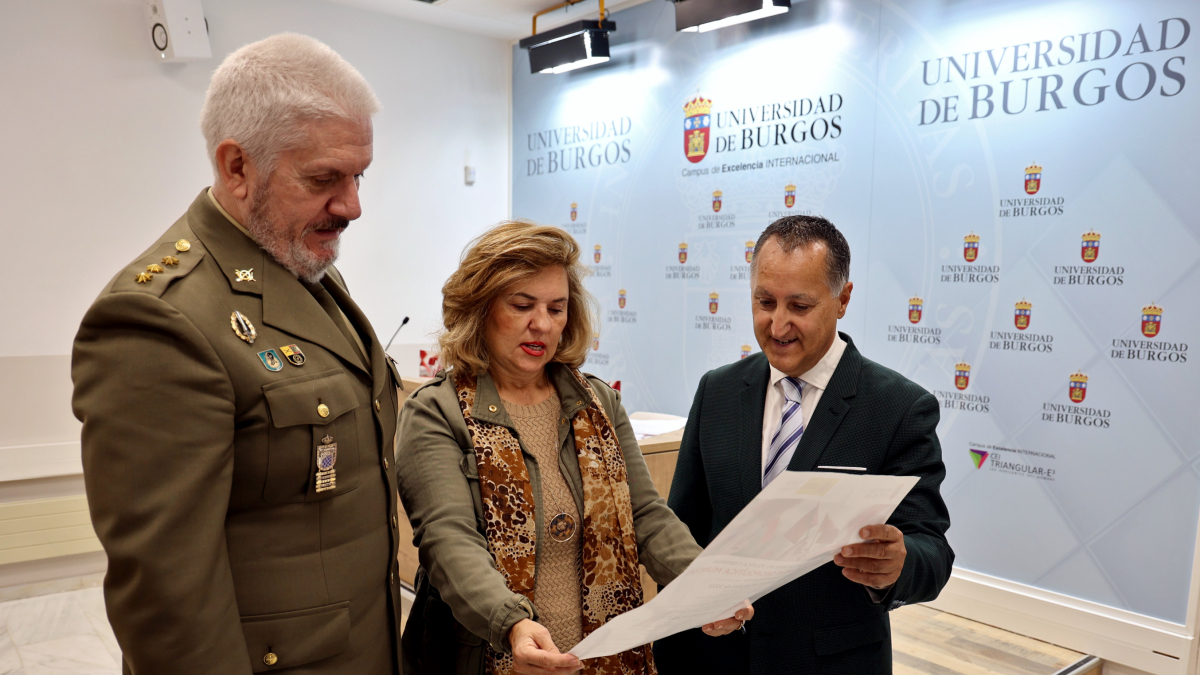 De izquierda a derecha: el subdelegado de Defensa en Burgos, Fernando de Asís Ramírez, la coordinadora de las Jornadas, Mª Cristina Rodríguez, y el decano de la Facultad de Derecho, Santiago A. Bello.