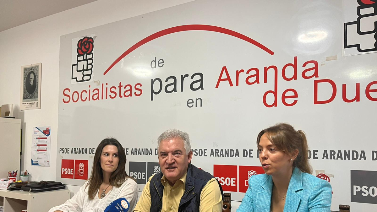 El portavoz del PSOE, Ildefonso Sanz, con parte de su equipo