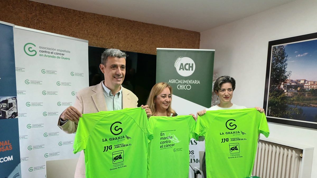 La presidenta de la Asociación contra el Cáncer, Eva Asensio junto a los patrocinadores, Cárnicas Chico y Gerardo de la Calle