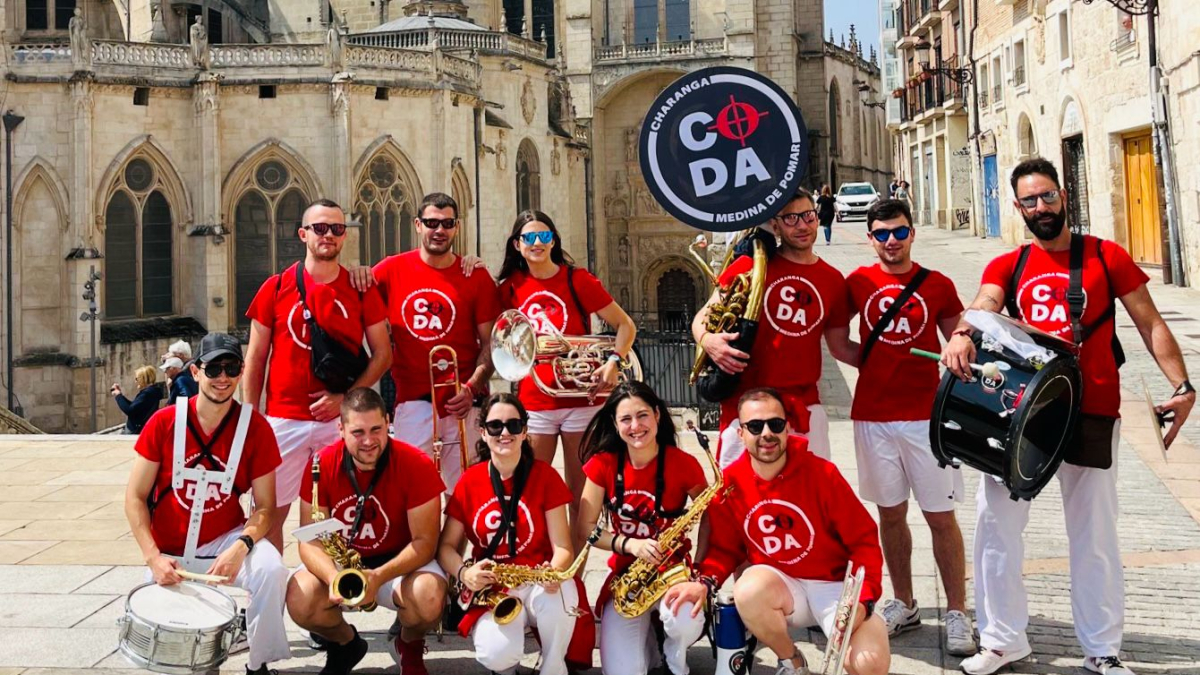 Miembros de la charanga CODA de Medina de Pomar.