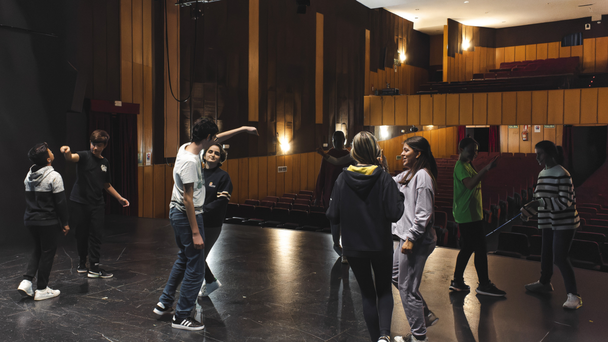 Alumnos de la Escuela Municipal de Teatro trabajan sobre el escenario del Clunia.