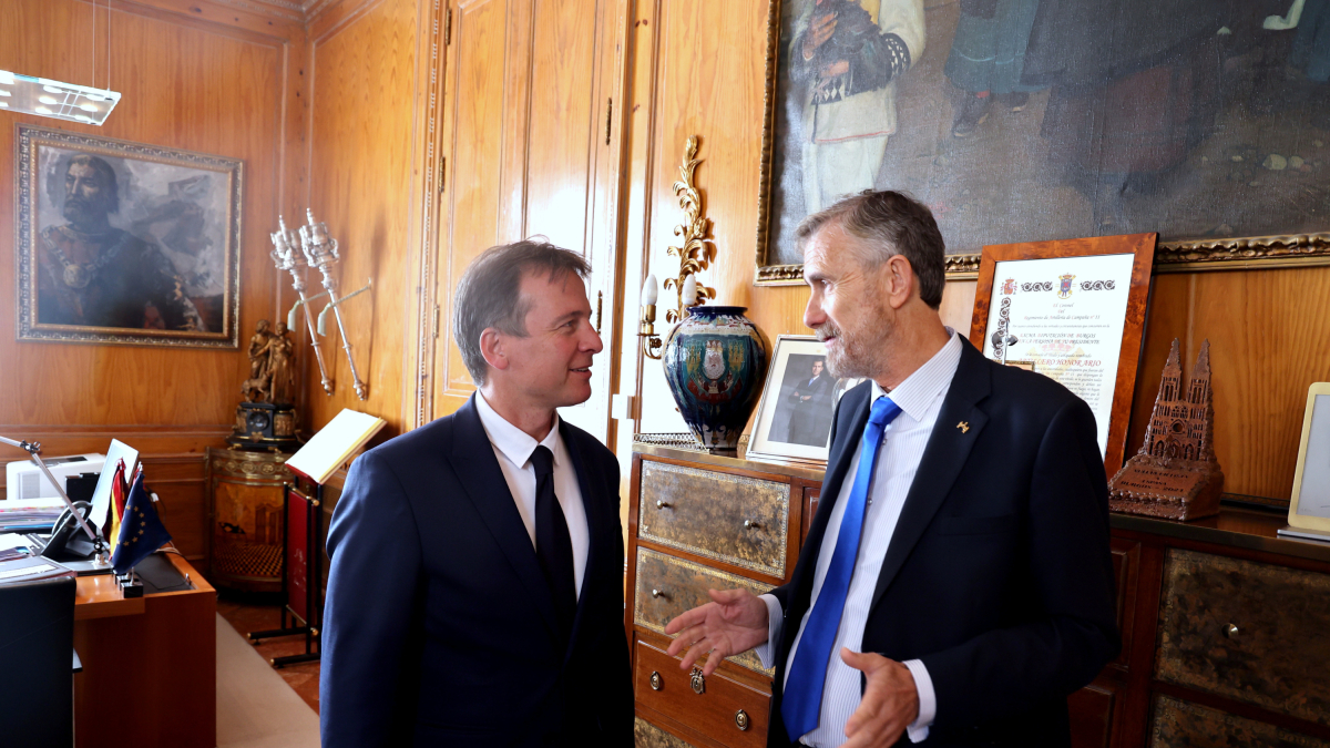 El presidente de la Diputación, Borja Suárez, conversa con el rector de la UBU, Manuel Pérez Mateos.