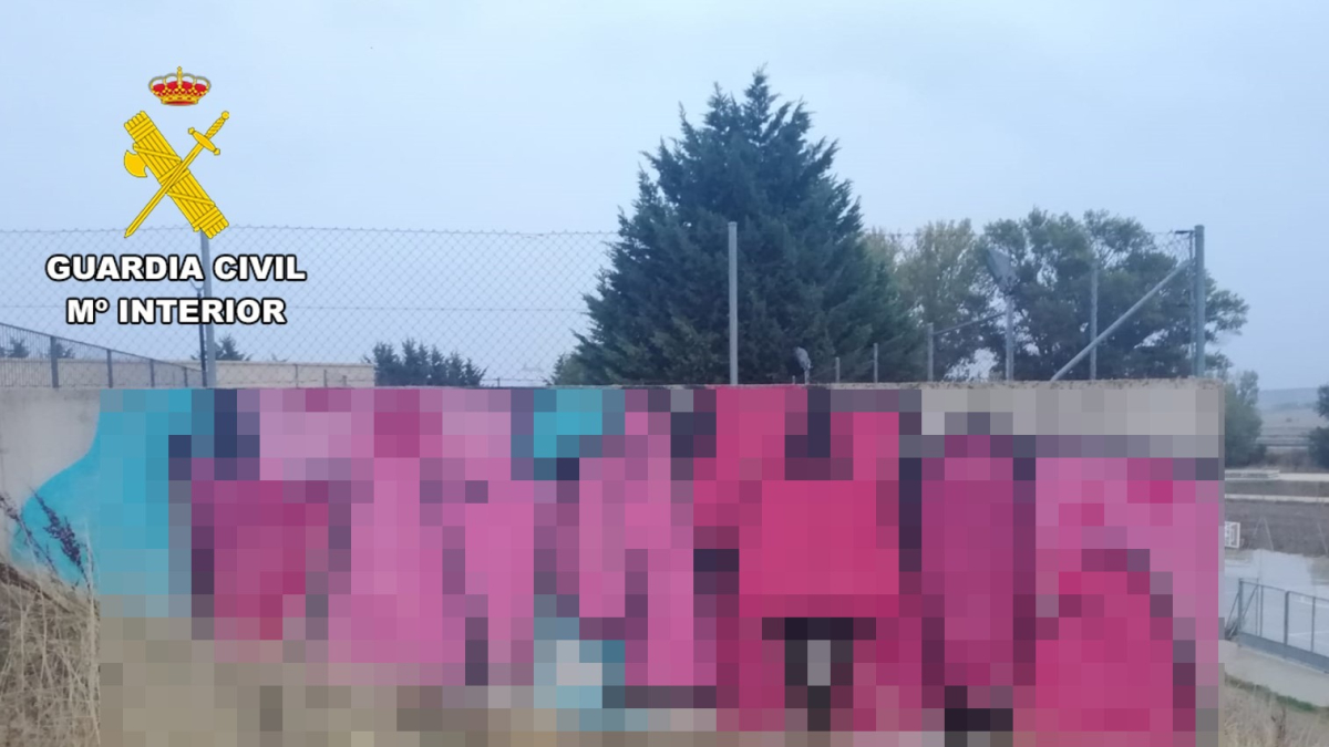 Denuncian a cuatro jóvenes navarros por pintar grafitis en una urbanización del Alfoz.