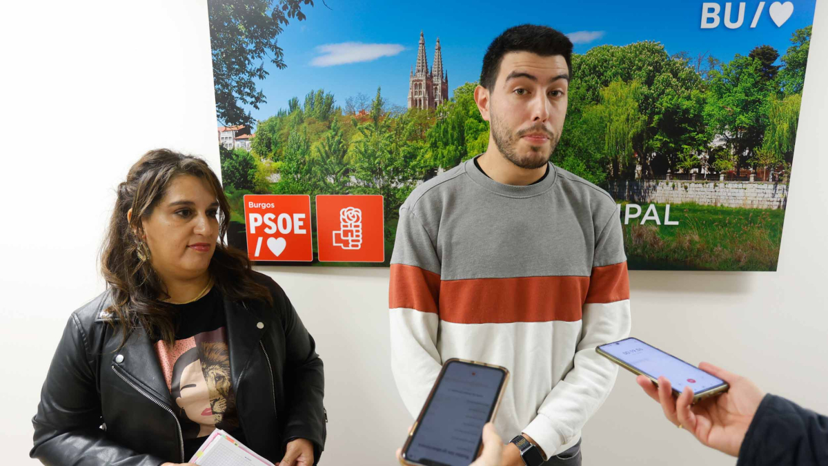 La concejal Estrella Paredes, junto al secretario general de Juventudes Socialistas de Burgos, Eduardo Martín.
