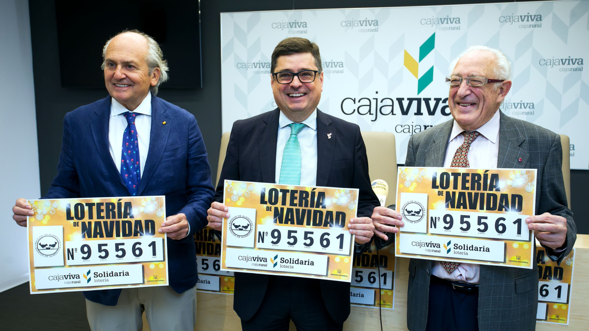 Presidente y vicepresidente del Banco de Alimentos, Julián Martínez Pantoja y Miguel Ángel López, flanquean al jefe de la Zona Centro de Cajaviva Caja Rural, Javier García Bueno.