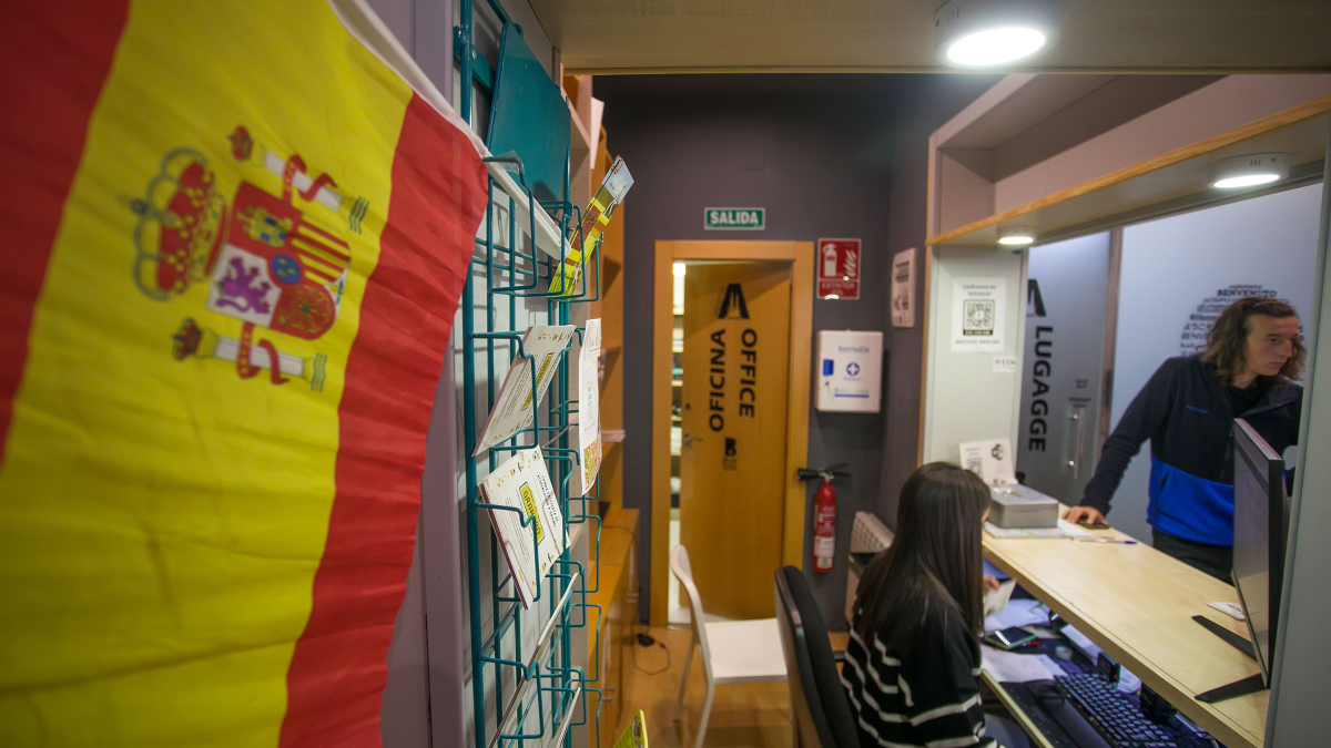 Recepción del Hostel Burgos, en la calle Miranda.