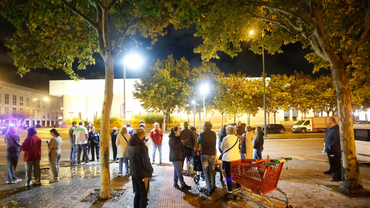 Grupos de personas en el exterior del centro comercial.