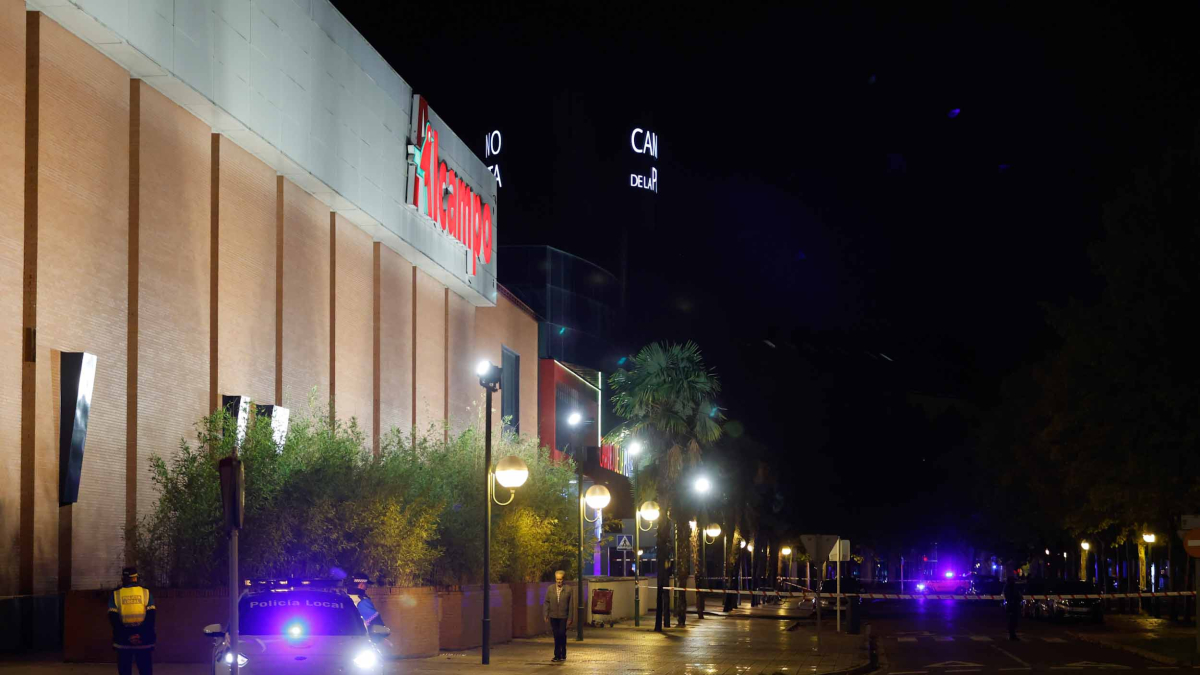 La Policía acordona el Alcampo de Burgos tras un aviso de bomba.