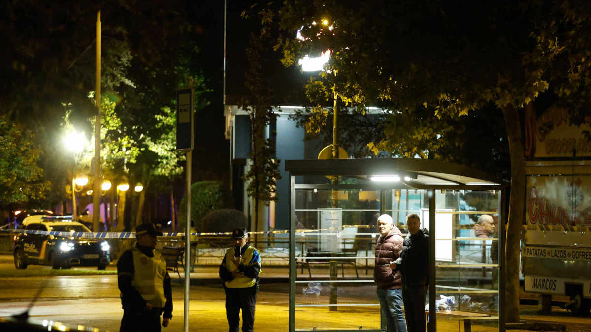 Policías en la calle San Roque durante el aviso de bomba en el Alcampo de Burgos.
