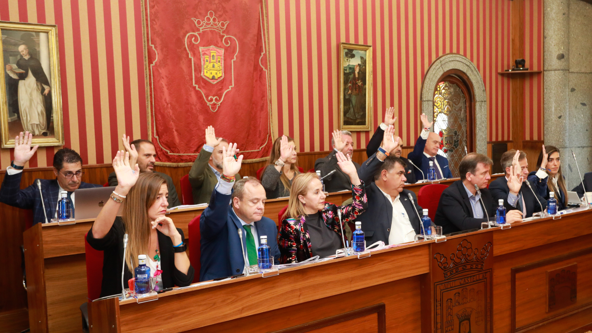 Los concejales del PP y Vox votan en contra de la aprobación de la Ordenanza de Movilidad.