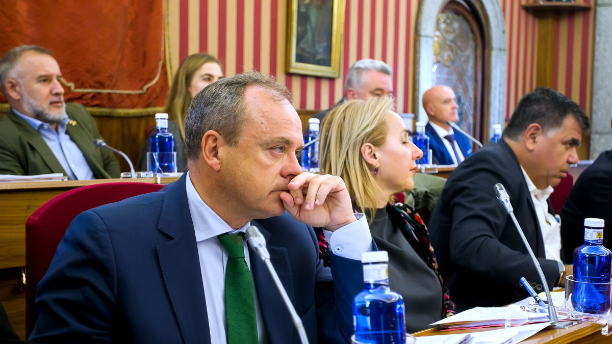 Fernando Martínez-Acitores, concejal delegado de Distritos y vicealcalde, durante un Pleno municipal.