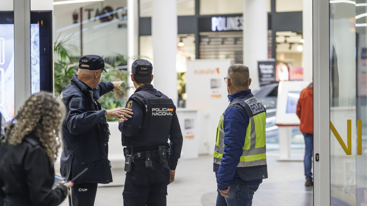 Agentes de la Policía Nacional, en el interior del centro comercial.