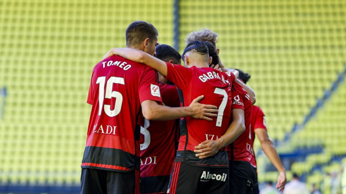 Los jugadores del Mirandés celebran uno de sus goles.