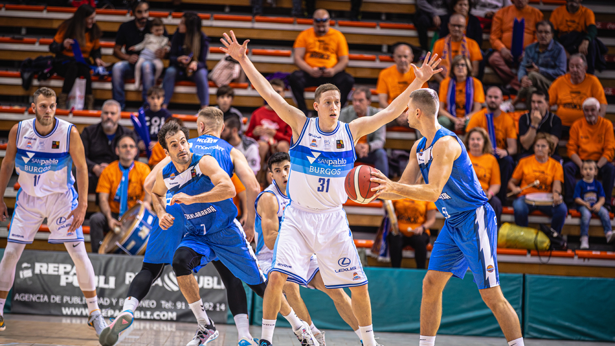 Imagen del partido entre el Fuenlabrada y el Longevida San Pablo Burgos.