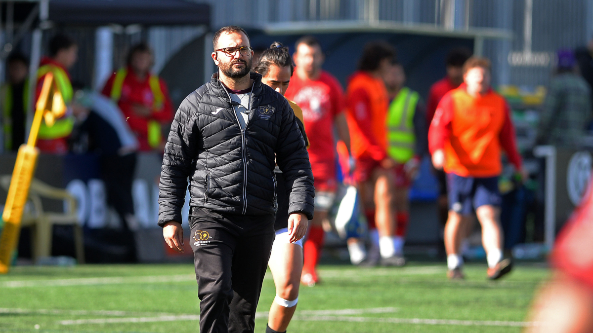 José Basso sobre el césped en un partido del Recoletas Burgos Caja Rural.