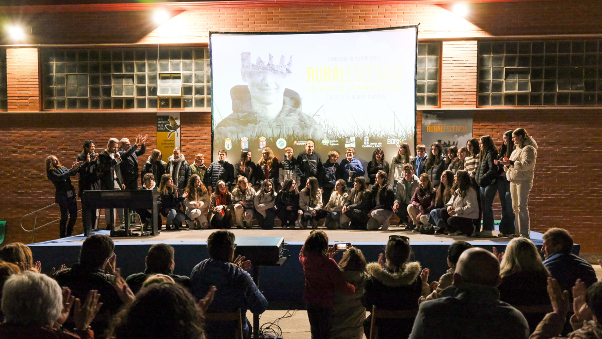 Los alumnos posan tras la presentación del documental.