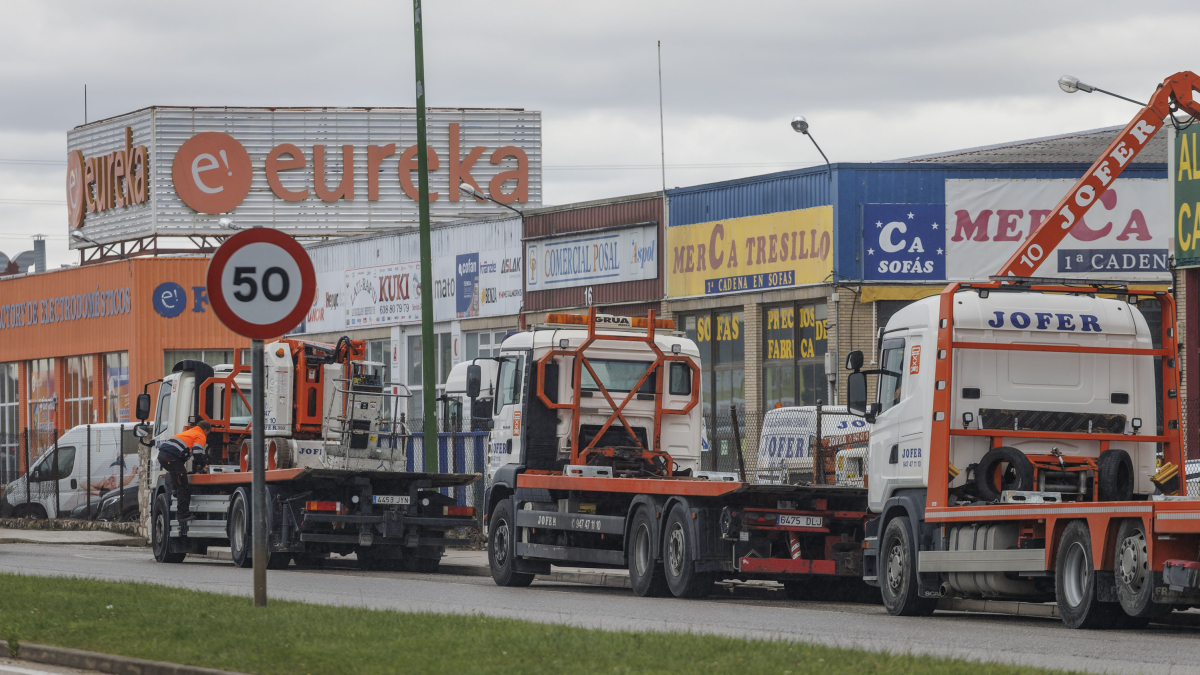 Camiones aparcados junto al polígono Gamonal Este