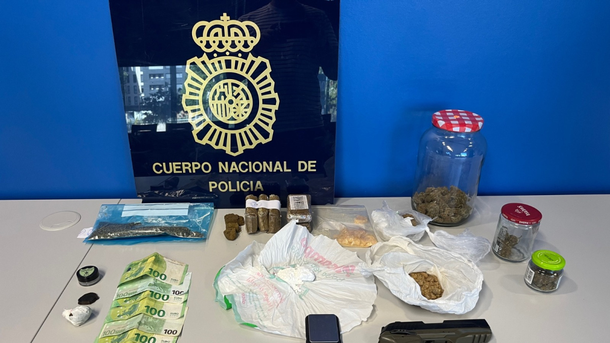 Drogas y armas intervenidas a un 'camello' en Miranda de Ebro.